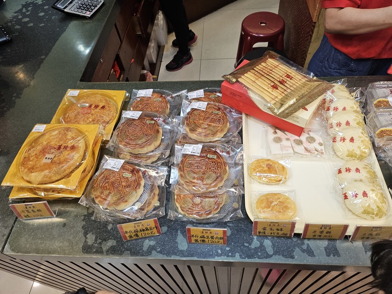 一日中部來回快閃 - Lalaport好熱鬧 / 早餐女王點心吃不完 /鹿港光影藝術節 (角落小夥伴好可愛)
