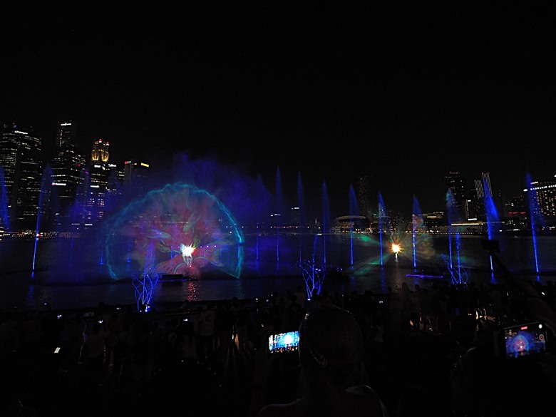 濱海灣花園 雲霧林(Cloud Forest)、花穹(Flower Dome) 及《莫內印象(Impressions of Monet)》特展、擎天樹叢(Supertree Grove)的《花園狂想曲(Garden Rhapsody)》聲光秀、遊園導覽車(Audio Tour)、Jurassic Nest FoodHall中的Hawker Chan燒肉飯，及金沙酒店《幻彩生輝(Spectra- A Light and Water)》燈光秀 — 赤道三國文化休閒行旅 之 新加坡篇 第五回 濱海灣花園