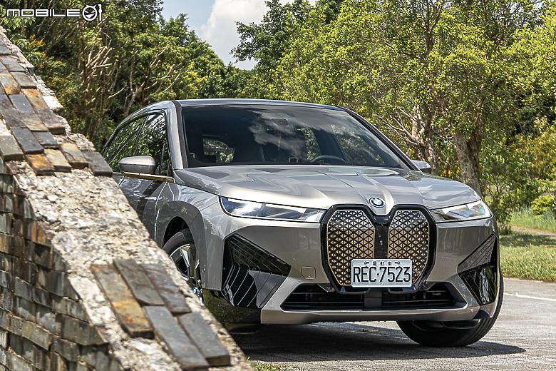 BMW 新年式 iX xDrive40 試駕|你想要的配備回來了,操駕與乘坐感受再提升!