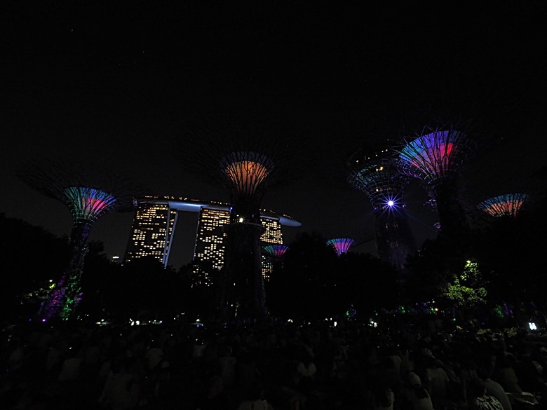 濱海灣花園 雲霧林(Cloud Forest)、花穹(Flower Dome) 及《莫內印象(Impressions of Monet)》特展、擎天樹叢(Supertree Grove)的《花園狂想曲(Garden Rhapsody)》聲光秀、遊園導覽車(Audio Tour)、Jurassic Nest FoodHall中的Hawker Chan燒肉飯，及金沙酒店《幻彩生輝(Spectra- A Light and Water)》燈光秀 — 赤道三國文化休閒行旅 之 新加坡篇 第五回 濱海灣花園