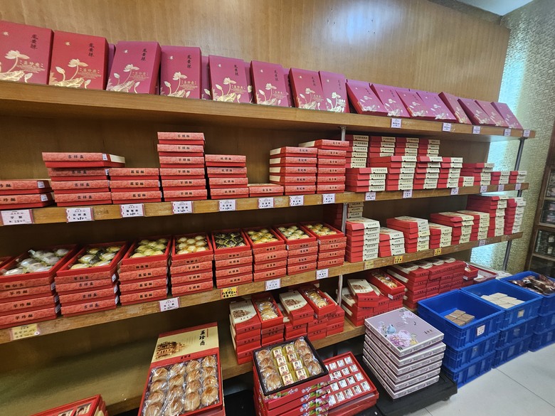 一日中部來回快閃 - Lalaport好熱鬧 / 早餐女王點心吃不完 /鹿港光影藝術節 (角落小夥伴好可愛)
