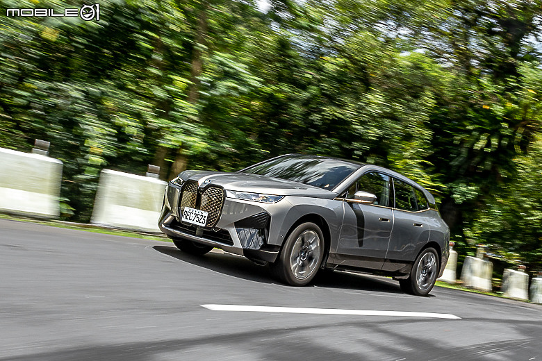 BMW 新年式 iX xDrive40 試駕|你想要的配備回來了,操駕與乘坐感受再提升!