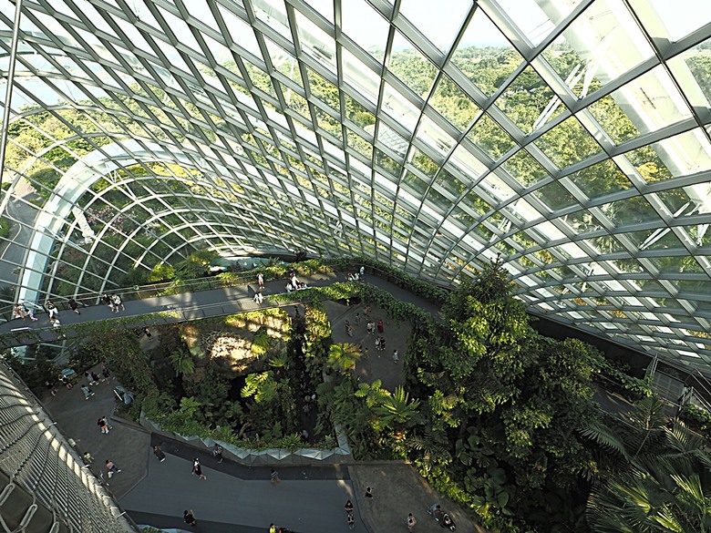 濱海灣花園 雲霧林(Cloud Forest)、花穹(Flower Dome) 及《莫內印象(Impressions of Monet)》特展、擎天樹叢(Supertree Grove)的《花園狂想曲(Garden Rhapsody)》聲光秀、遊園導覽車(Audio Tour)、Jurassic Nest FoodHall中的Hawker Chan燒肉飯,及金沙酒店《幻彩生輝(Spectra- A Light and Water)》燈光秀 — 赤道三國文化休閒行旅 之 新加坡篇 第五回 濱海灣花園