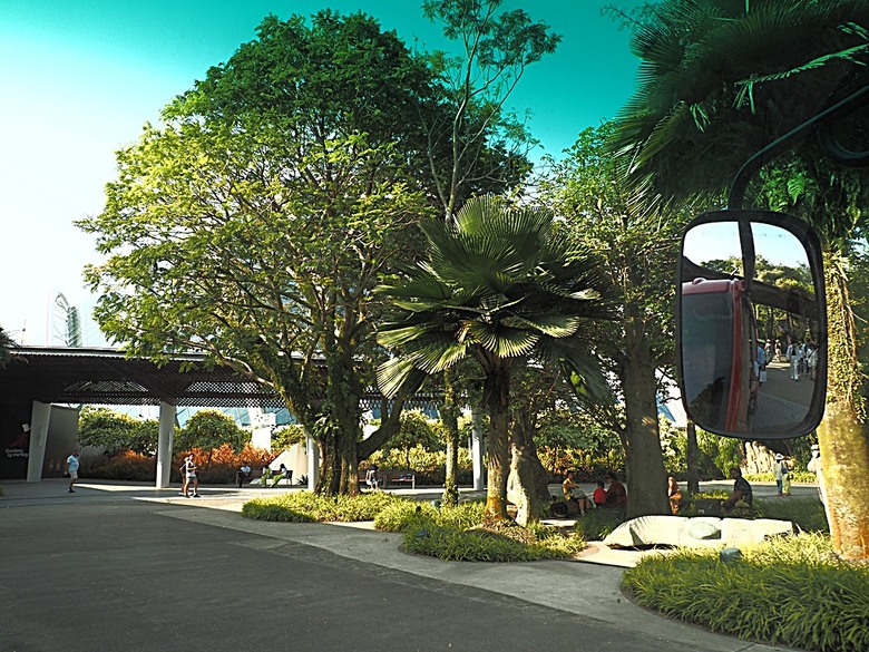 濱海灣花園 雲霧林(Cloud Forest)、花穹(Flower Dome) 及《莫內印象(Impressions of Monet)》特展、擎天樹叢(Supertree Grove)的《花園狂想曲(Garden Rhapsody)》聲光秀、遊園導覽車(Audio Tour)、Jurassic Nest FoodHall中的Hawker Chan燒肉飯,及金沙酒店《幻彩生輝(Spectra- A Light and Water)》燈光秀 — 赤道三國文化休閒行旅 之 新加坡篇 第五回 濱海灣花園