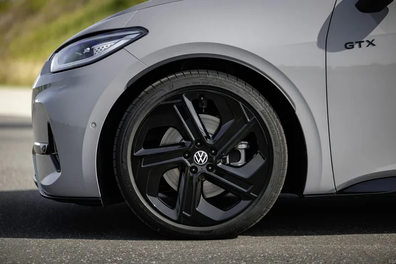 Volkswagen ID.3 GTX Performance純電鋼砲上市 跟Golf GTI車系怎麼選？