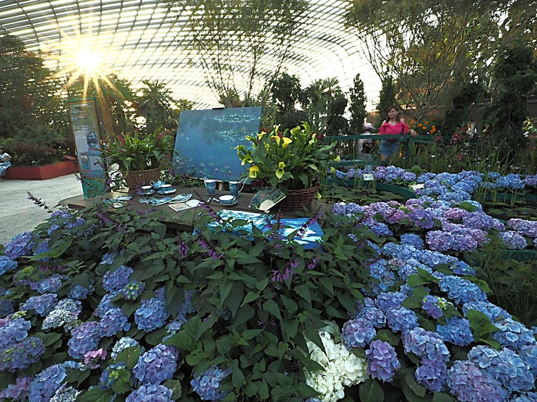 濱海灣花園 雲霧林(Cloud Forest)、花穹(Flower Dome) 及《莫內印象(Impressions of Monet)》特展、擎天樹叢(Supertree Grove)的《花園狂想曲(Garden Rhapsody)》聲光秀、遊園導覽車(Audio Tour)、Jurassic Nest FoodHall中的Hawker Chan燒肉飯,及金沙酒店《幻彩生輝(Spectra- A Light and Water)》燈光秀 — 赤道三國文化休閒行旅 之 新加坡篇 第五回 濱海灣花園