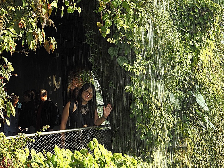 濱海灣花園 雲霧林(Cloud Forest)、花穹(Flower Dome) 及《莫內印象(Impressions of Monet)》特展、擎天樹叢(Supertree Grove)的《花園狂想曲(Garden Rhapsody)》聲光秀、遊園導覽車(Audio Tour)、Jurassic Nest FoodHall中的Hawker Chan燒肉飯,及金沙酒店《幻彩生輝(Spectra- A Light and Water)》燈光秀 — 赤道三國文化休閒行旅 之 新加坡篇 第五回 濱海灣花園