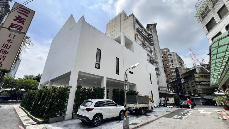 重慶北路上有人知道這是哪家建案嗎?
