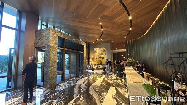 海線最猛公設！1字頭買到海島式泳池、室內籃球場