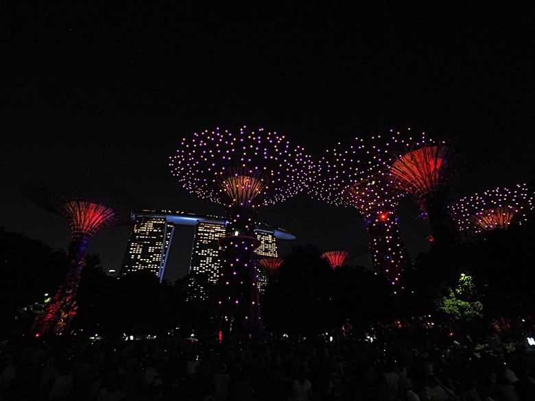 濱海灣花園 雲霧林(Cloud Forest)、花穹(Flower Dome) 及《莫內印象(Impressions of Monet)》特展、擎天樹叢(Supertree Grove)的《花園狂想曲(Garden Rhapsody)》聲光秀、遊園導覽車(Audio Tour)、Jurassic Nest FoodHall中的Hawker Chan燒肉飯，及金沙酒店《幻彩生輝(Spectra- A Light and Water)》燈光秀 — 赤道三國文化休閒行旅 之 新加坡篇 第五回 濱海灣花園