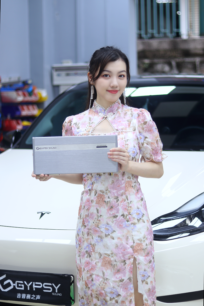 特斯拉model-Y—影音雙耳享純粹， 娛樂升級樂無邊。