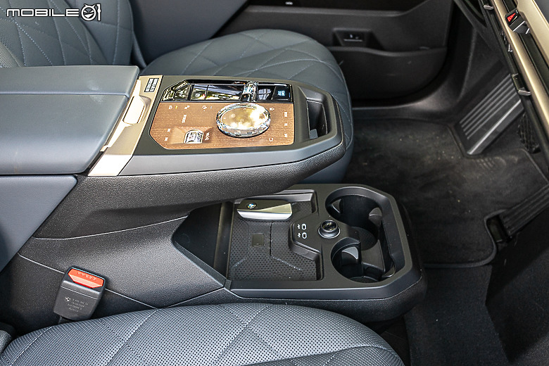 BMW 新年式 iX xDrive40 試駕|你想要的配備回來了,操駕與乘坐感受再提升!