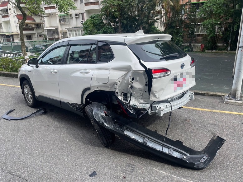 阿嬤開Jaguar撞倒25機車與1汽車
