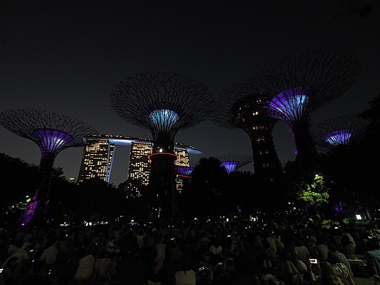 濱海灣花園 雲霧林(Cloud Forest)、花穹(Flower Dome) 及《莫內印象(Impressions of Monet)》特展、擎天樹叢(Supertree Grove)的《花園狂想曲(Garden Rhapsody)》聲光秀、遊園導覽車(Audio Tour)、Jurassic Nest FoodHall中的Hawker Chan燒肉飯，及金沙酒店《幻彩生輝(Spectra- A Light and Water)》燈光秀 — 赤道三國文化休閒行旅 之 新加坡篇 第五回 濱海灣花園