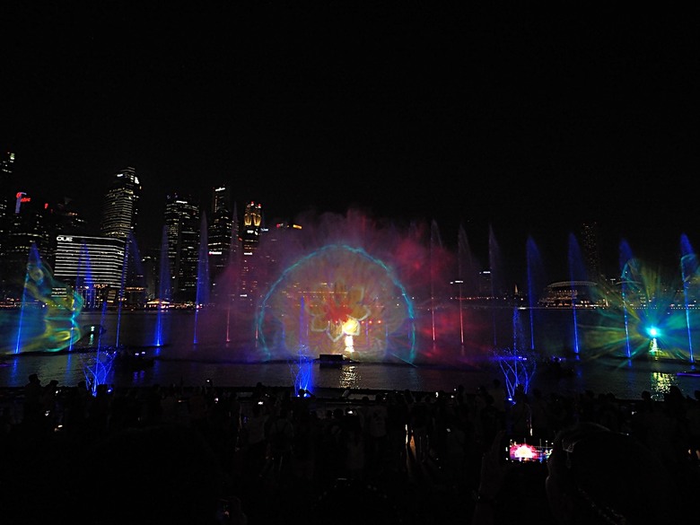 濱海灣花園 雲霧林(Cloud Forest)、花穹(Flower Dome) 及《莫內印象(Impressions of Monet)》特展、擎天樹叢(Supertree Grove)的《花園狂想曲(Garden Rhapsody)》聲光秀、遊園導覽車(Audio Tour)、Jurassic Nest FoodHall中的Hawker Chan燒肉飯，及金沙酒店《幻彩生輝(Spectra- A Light and Water)》燈光秀 — 赤道三國文化休閒行旅 之 新加坡篇 第五回 濱海灣花園
