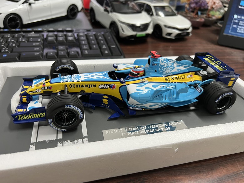 [開箱]F1 1/18 RENAULT R25 FERNANDO ALONSO BELGIAN GP