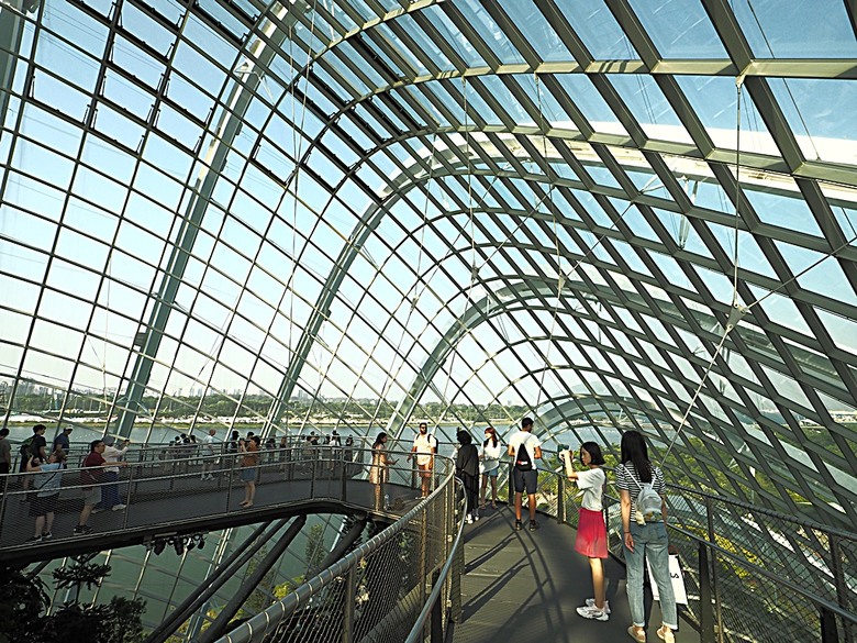 濱海灣花園 雲霧林(Cloud Forest)、花穹(Flower Dome) 及《莫內印象(Impressions of Monet)》特展、擎天樹叢(Supertree Grove)的《花園狂想曲(Garden Rhapsody)》聲光秀、遊園導覽車(Audio Tour)、Jurassic Nest FoodHall中的Hawker Chan燒肉飯,及金沙酒店《幻彩生輝(Spectra- A Light and Water)》燈光秀 — 赤道三國文化休閒行旅 之 新加坡篇 第五回 濱海灣花園