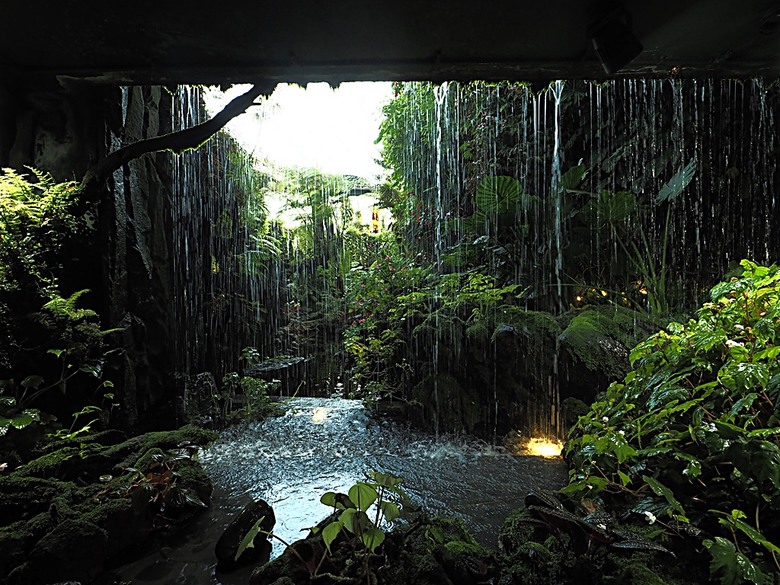 濱海灣花園 雲霧林(Cloud Forest)、花穹(Flower Dome) 及《莫內印象(Impressions of Monet)》特展、擎天樹叢(Supertree Grove)的《花園狂想曲(Garden Rhapsody)》聲光秀、遊園導覽車(Audio Tour)、Jurassic Nest FoodHall中的Hawker Chan燒肉飯,及金沙酒店《幻彩生輝(Spectra- A Light and Water)》燈光秀 — 赤道三國文化休閒行旅 之 新加坡篇 第五回 濱海灣花園