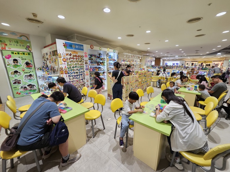 小朋友創作的園地 - 彩繪樹親子創意館美麗華店