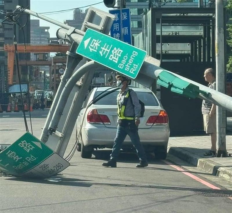 砂石車扯下紅綠燈