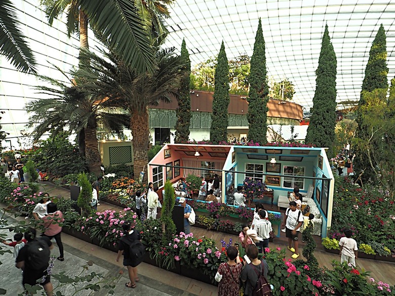 濱海灣花園 雲霧林(Cloud Forest)、花穹(Flower Dome) 及《莫內印象(Impressions of Monet)》特展、擎天樹叢(Supertree Grove)的《花園狂想曲(Garden Rhapsody)》聲光秀、遊園導覽車(Audio Tour)、Jurassic Nest FoodHall中的Hawker Chan燒肉飯,及金沙酒店《幻彩生輝(Spectra- A Light and Water)》燈光秀 — 赤道三國文化休閒行旅 之 新加坡篇 第五回 濱海灣花園