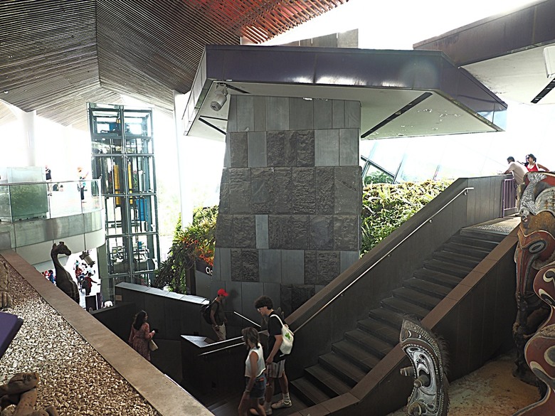 濱海灣花園 雲霧林(Cloud Forest)、花穹(Flower Dome) 及《莫內印象(Impressions of Monet)》特展、擎天樹叢(Supertree Grove)的《花園狂想曲(Garden Rhapsody)》聲光秀、遊園導覽車(Audio Tour)、Jurassic Nest FoodHall中的Hawker Chan燒肉飯,及金沙酒店《幻彩生輝(Spectra- A Light and Water)》燈光秀 — 赤道三國文化休閒行旅 之 新加坡篇 第五回 濱海灣花園