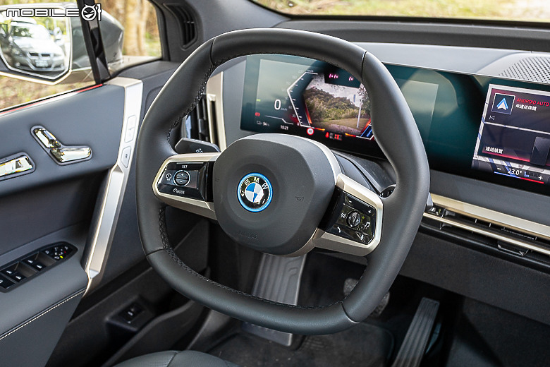 BMW 新年式 iX xDrive40 試駕｜你想要的配備回來了，操駕與乘坐感受再提升！
