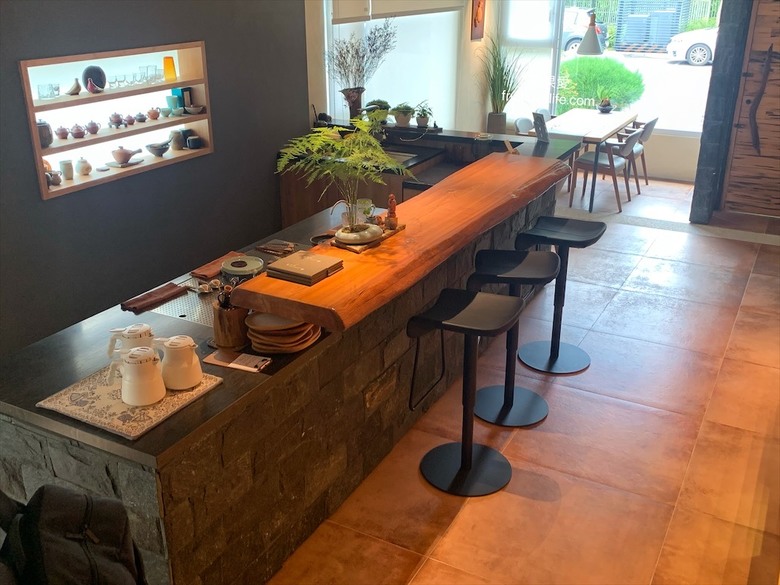 白色老屋裡，沉浸式著喝茶，由一杯茶找回內心久未出現的寧靜