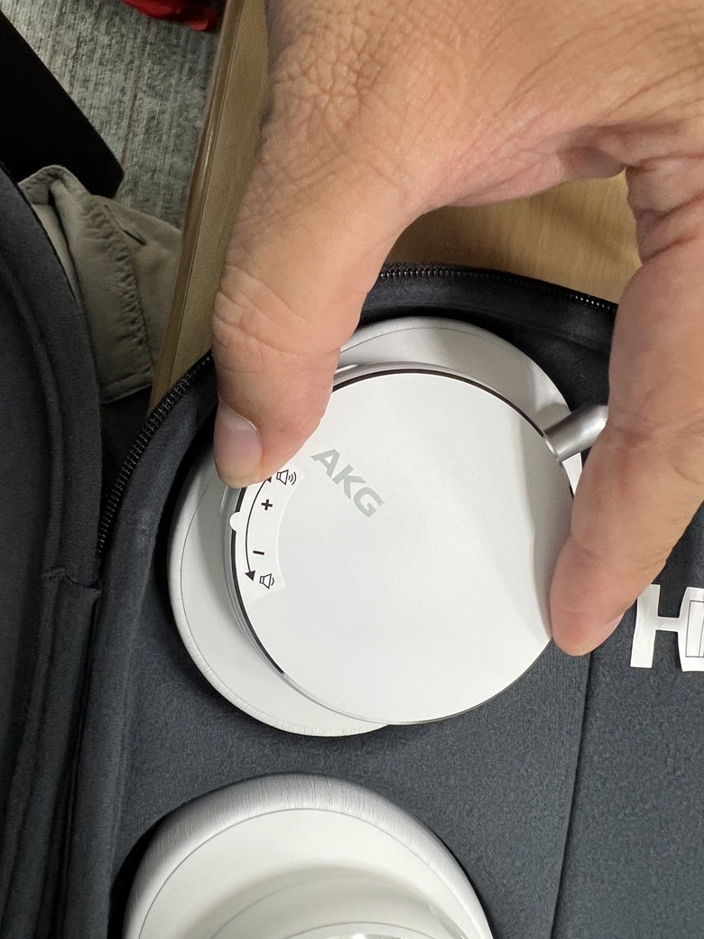 三年了......有種好久沒買耳機的感覺......AKG N9 Hybrid