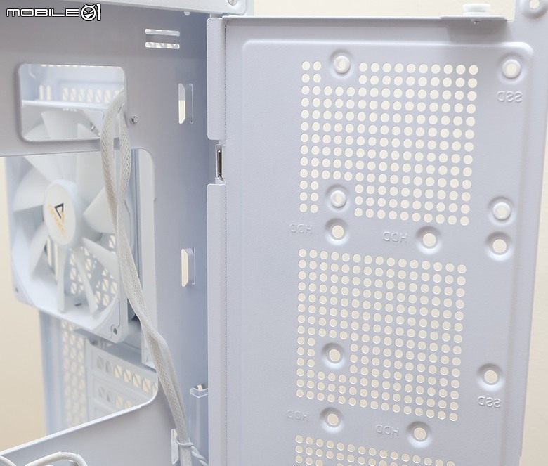 透氣網孔設計 Antec C7 ARGB Mid-Tower 開箱