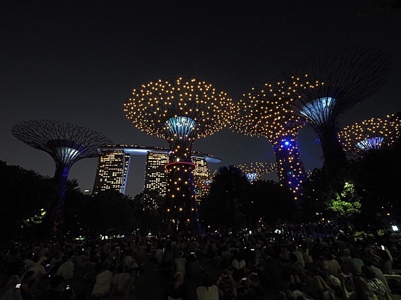濱海灣花園 雲霧林(Cloud Forest)、花穹(Flower Dome) 及《莫內印象(Impressions of Monet)》特展、擎天樹叢(Supertree Grove)的《花園狂想曲(Garden Rhapsody)》聲光秀、遊園導覽車(Audio Tour)、Jurassic Nest FoodHall中的Hawker Chan燒肉飯，及金沙酒店《幻彩生輝(Spectra- A Light and Water)》燈光秀 — 赤道三國文化休閒行旅 之 新加坡篇 第五回 濱海灣花園