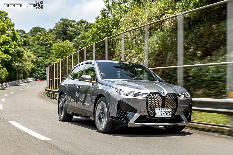 BMW 新年式 iX xDrive40 試駕|你想要的配備回來了,操駕與乘坐感受再提升!