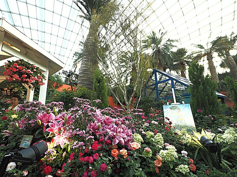 濱海灣花園 雲霧林(Cloud Forest)、花穹(Flower Dome) 及《莫內印象(Impressions of Monet)》特展、擎天樹叢(Supertree Grove)的《花園狂想曲(Garden Rhapsody)》聲光秀、遊園導覽車(Audio Tour)、Jurassic Nest FoodHall中的Hawker Chan燒肉飯,及金沙酒店《幻彩生輝(Spectra- A Light and Water)》燈光秀 — 赤道三國文化休閒行旅 之 新加坡篇 第五回 濱海灣花園