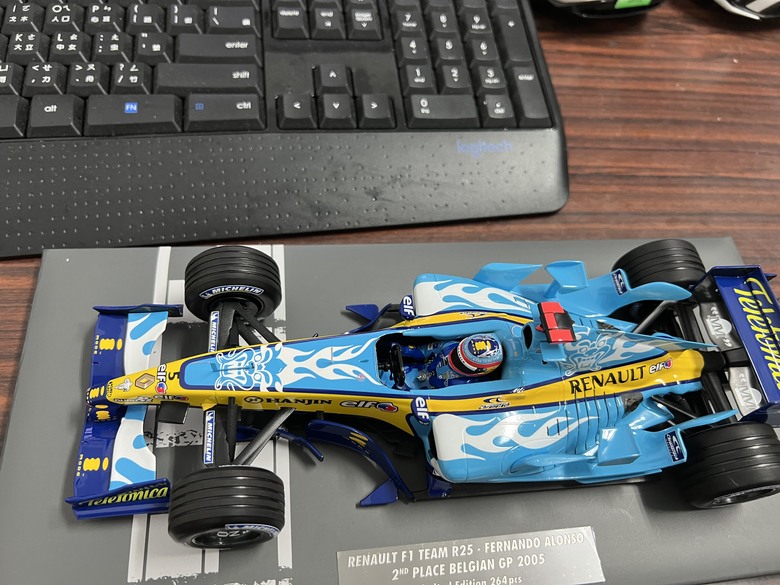 [開箱]F1 1/18 RENAULT R25 FERNANDO ALONSO BELGIAN GP