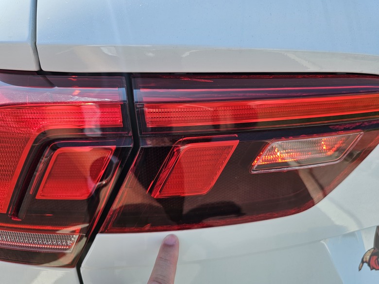 請問Tiguan 280的車主，是否有後車燈具碎裂的現象嗎？