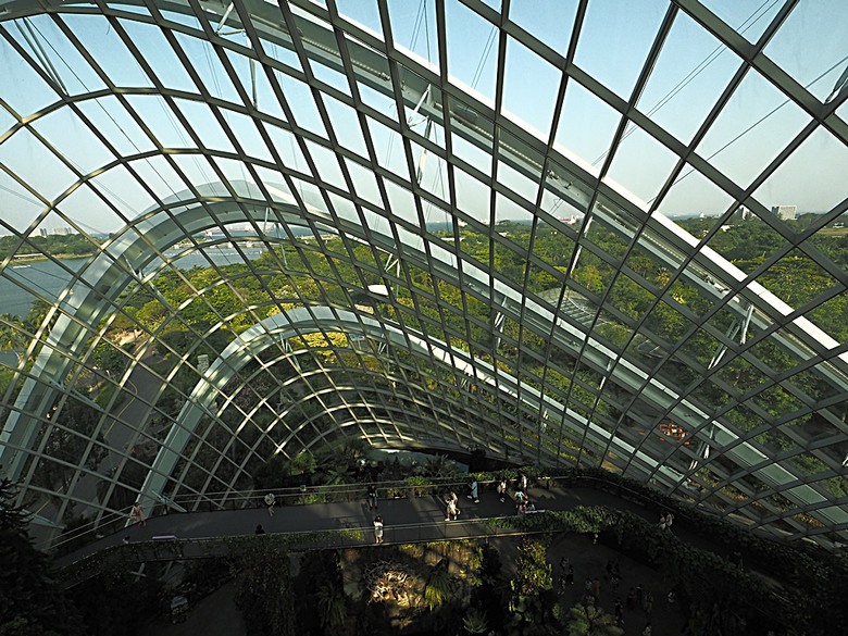 濱海灣花園 雲霧林(Cloud Forest)、花穹(Flower Dome) 及《莫內印象(Impressions of Monet)》特展、擎天樹叢(Supertree Grove)的《花園狂想曲(Garden Rhapsody)》聲光秀、遊園導覽車(Audio Tour)、Jurassic Nest FoodHall中的Hawker Chan燒肉飯,及金沙酒店《幻彩生輝(Spectra- A Light and Water)》燈光秀 — 赤道三國文化休閒行旅 之 新加坡篇 第五回 濱海灣花園