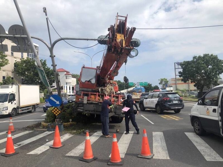 吊車衝撞分隔島