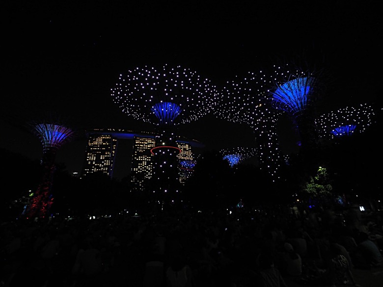 濱海灣花園 雲霧林(Cloud Forest)、花穹(Flower Dome) 及《莫內印象(Impressions of Monet)》特展、擎天樹叢(Supertree Grove)的《花園狂想曲(Garden Rhapsody)》聲光秀、遊園導覽車(Audio Tour)、Jurassic Nest FoodHall中的Hawker Chan燒肉飯，及金沙酒店《幻彩生輝(Spectra- A Light and Water)》燈光秀 — 赤道三國文化休閒行旅 之 新加坡篇 第五回 濱海灣花園