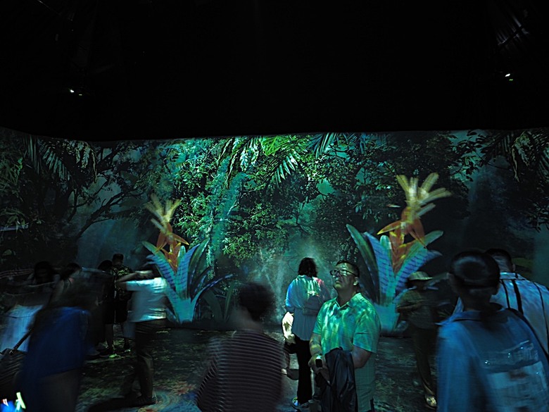 濱海灣花園 雲霧林(Cloud Forest)、花穹(Flower Dome) 及《莫內印象(Impressions of Monet)》特展、擎天樹叢(Supertree Grove)的《花園狂想曲(Garden Rhapsody)》聲光秀、遊園導覽車(Audio Tour)、Jurassic Nest FoodHall中的Hawker Chan燒肉飯,及金沙酒店《幻彩生輝(Spectra- A Light and Water)》燈光秀 — 赤道三國文化休閒行旅 之 新加坡篇 第五回 濱海灣花園