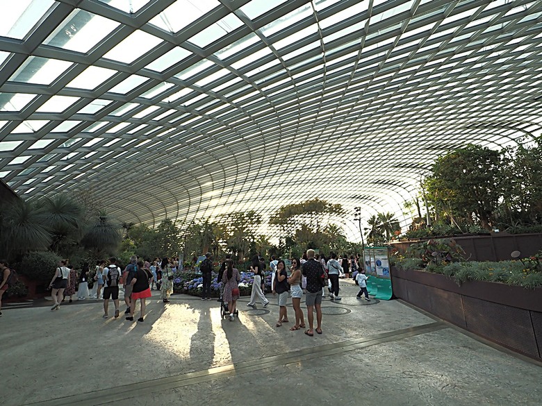 濱海灣花園 雲霧林(Cloud Forest)、花穹(Flower Dome) 及《莫內印象(Impressions of Monet)》特展、擎天樹叢(Supertree Grove)的《花園狂想曲(Garden Rhapsody)》聲光秀、遊園導覽車(Audio Tour)、Jurassic Nest FoodHall中的Hawker Chan燒肉飯,及金沙酒店《幻彩生輝(Spectra- A Light and Water)》燈光秀 — 赤道三國文化休閒行旅 之 新加坡篇 第五回 濱海灣花園