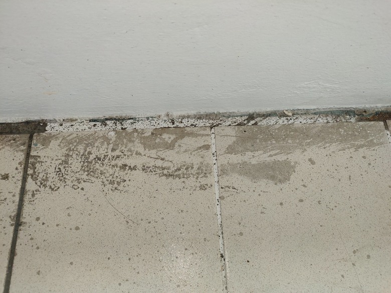 請問陽台磁磚上這是什麼污漬？