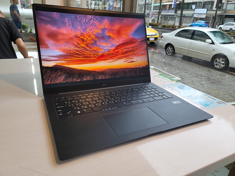 最大螢幕+最輕重量 LG gram Pro 17 開箱