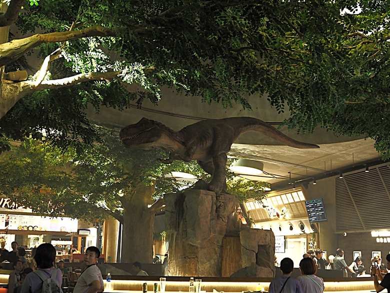 濱海灣花園 雲霧林(Cloud Forest)、花穹(Flower Dome) 及《莫內印象(Impressions of Monet)》特展、擎天樹叢(Supertree Grove)的《花園狂想曲(Garden Rhapsody)》聲光秀、遊園導覽車(Audio Tour)、Jurassic Nest FoodHall中的Hawker Chan燒肉飯,及金沙酒店《幻彩生輝(Spectra- A Light and Water)》燈光秀 — 赤道三國文化休閒行旅 之 新加坡篇 第五回 濱海灣花園