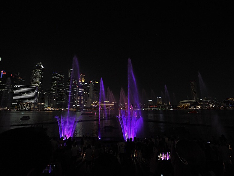 濱海灣花園 雲霧林(Cloud Forest)、花穹(Flower Dome) 及《莫內印象(Impressions of Monet)》特展、擎天樹叢(Supertree Grove)的《花園狂想曲(Garden Rhapsody)》聲光秀、遊園導覽車(Audio Tour)、Jurassic Nest FoodHall中的Hawker Chan燒肉飯，及金沙酒店《幻彩生輝(Spectra- A Light and Water)》燈光秀 — 赤道三國文化休閒行旅 之 新加坡篇 第五回 濱海灣花園