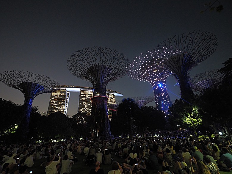 濱海灣花園 雲霧林(Cloud Forest)、花穹(Flower Dome) 及《莫內印象(Impressions of Monet)》特展、擎天樹叢(Supertree Grove)的《花園狂想曲(Garden Rhapsody)》聲光秀、遊園導覽車(Audio Tour)、Jurassic Nest FoodHall中的Hawker Chan燒肉飯，及金沙酒店《幻彩生輝(Spectra- A Light and Water)》燈光秀 — 赤道三國文化休閒行旅 之 新加坡篇 第五回 濱海灣花園
