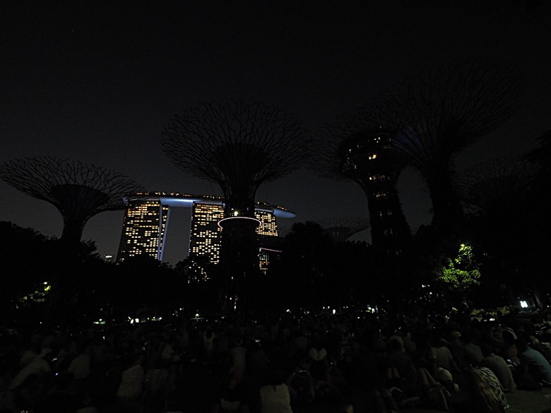 濱海灣花園 雲霧林(Cloud Forest)、花穹(Flower Dome) 及《莫內印象(Impressions of Monet)》特展、擎天樹叢(Supertree Grove)的《花園狂想曲(Garden Rhapsody)》聲光秀、遊園導覽車(Audio Tour)、Jurassic Nest FoodHall中的Hawker Chan燒肉飯，及金沙酒店《幻彩生輝(Spectra- A Light and Water)》燈光秀 — 赤道三國文化休閒行旅 之 新加坡篇 第五回 濱海灣花園