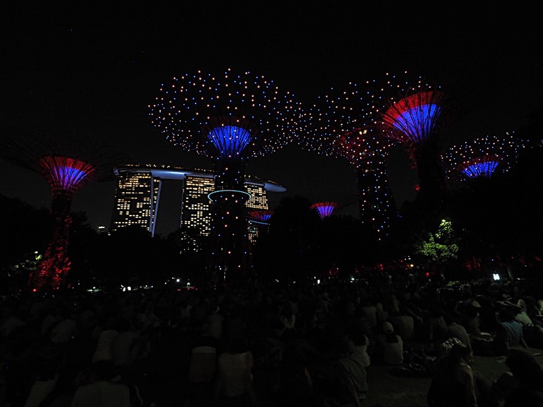 濱海灣花園 雲霧林(Cloud Forest)、花穹(Flower Dome) 及《莫內印象(Impressions of Monet)》特展、擎天樹叢(Supertree Grove)的《花園狂想曲(Garden Rhapsody)》聲光秀、遊園導覽車(Audio Tour)、Jurassic Nest FoodHall中的Hawker Chan燒肉飯，及金沙酒店《幻彩生輝(Spectra- A Light and Water)》燈光秀 — 赤道三國文化休閒行旅 之 新加坡篇 第五回 濱海灣花園