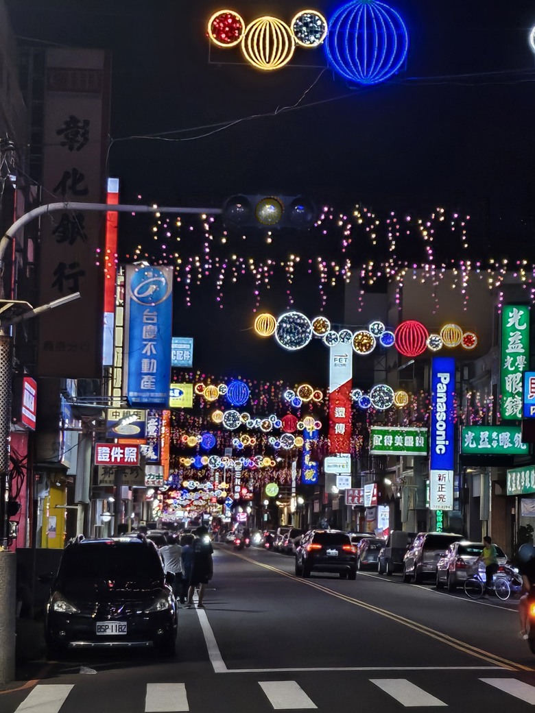 一日中部來回快閃 - Lalaport好熱鬧 / 早餐女王點心吃不完 /鹿港光影藝術節 (角落小夥伴好可愛)