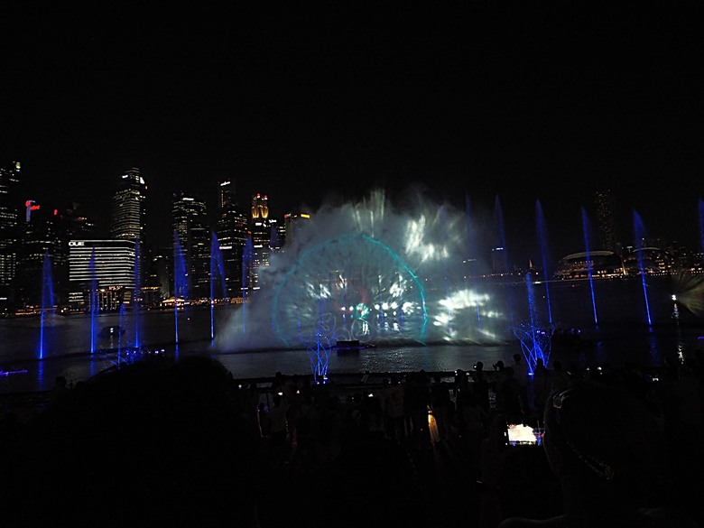 濱海灣花園 雲霧林(Cloud Forest)、花穹(Flower Dome) 及《莫內印象(Impressions of Monet)》特展、擎天樹叢(Supertree Grove)的《花園狂想曲(Garden Rhapsody)》聲光秀、遊園導覽車(Audio Tour)、Jurassic Nest FoodHall中的Hawker Chan燒肉飯，及金沙酒店《幻彩生輝(Spectra- A Light and Water)》燈光秀 — 赤道三國文化休閒行旅 之 新加坡篇 第五回 濱海灣花園