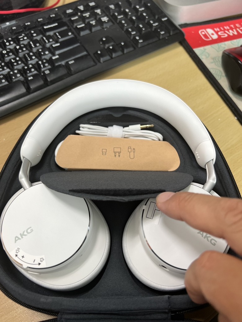三年了......有種好久沒買耳機的感覺......AKG N9 Hybrid